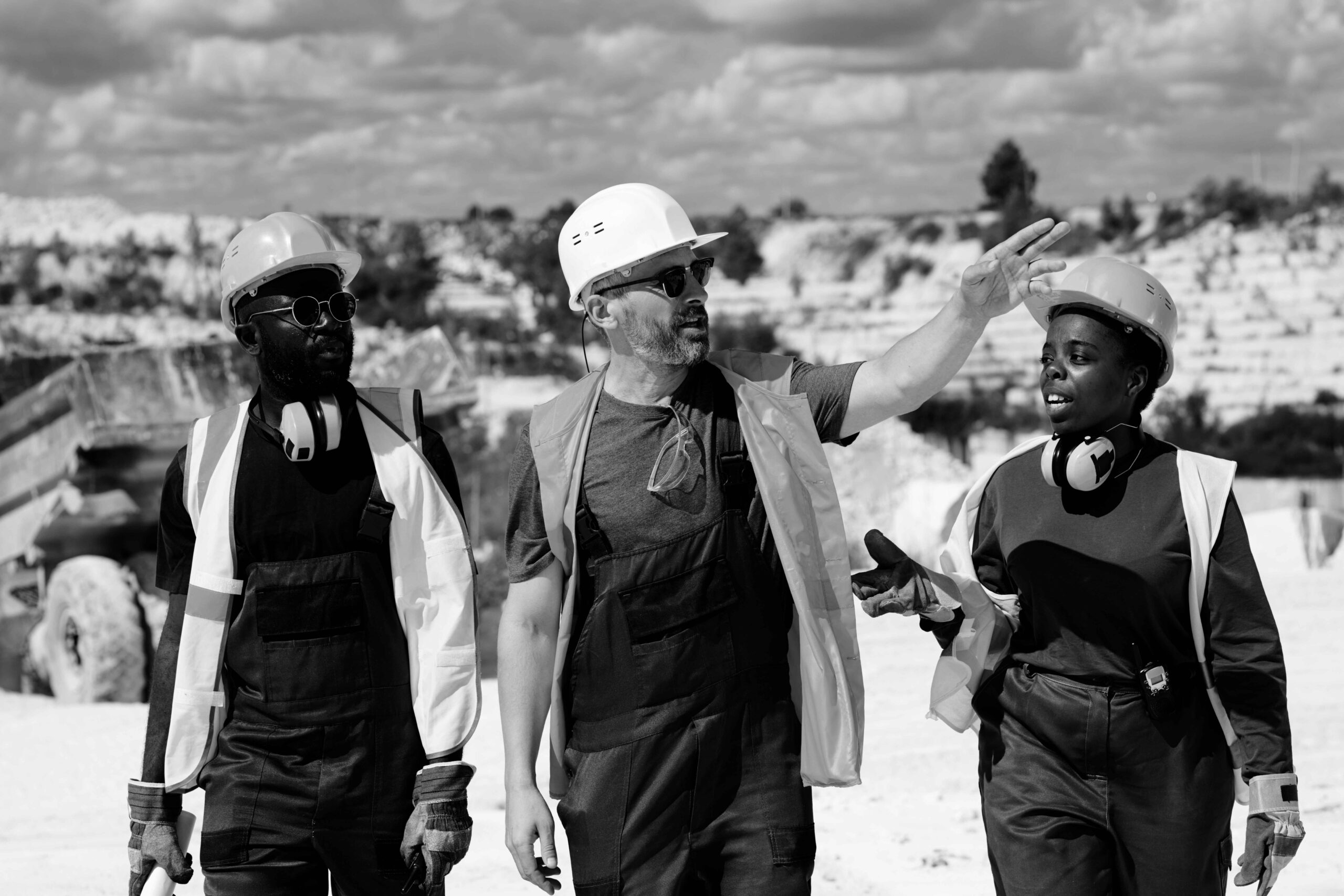 mature-foreman-in-workwear-and-hardhat-pointing-at- ... mature-foreman-in-workwear-and-hardhat-pointing-at-2025-03-13-12-09-01-utc